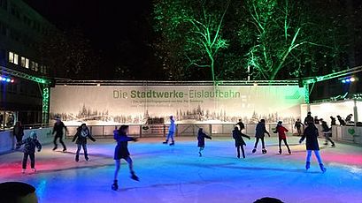Die Stadtwerke-Eislaufbahn auf dem Duisburger Weihnachtsmarkt